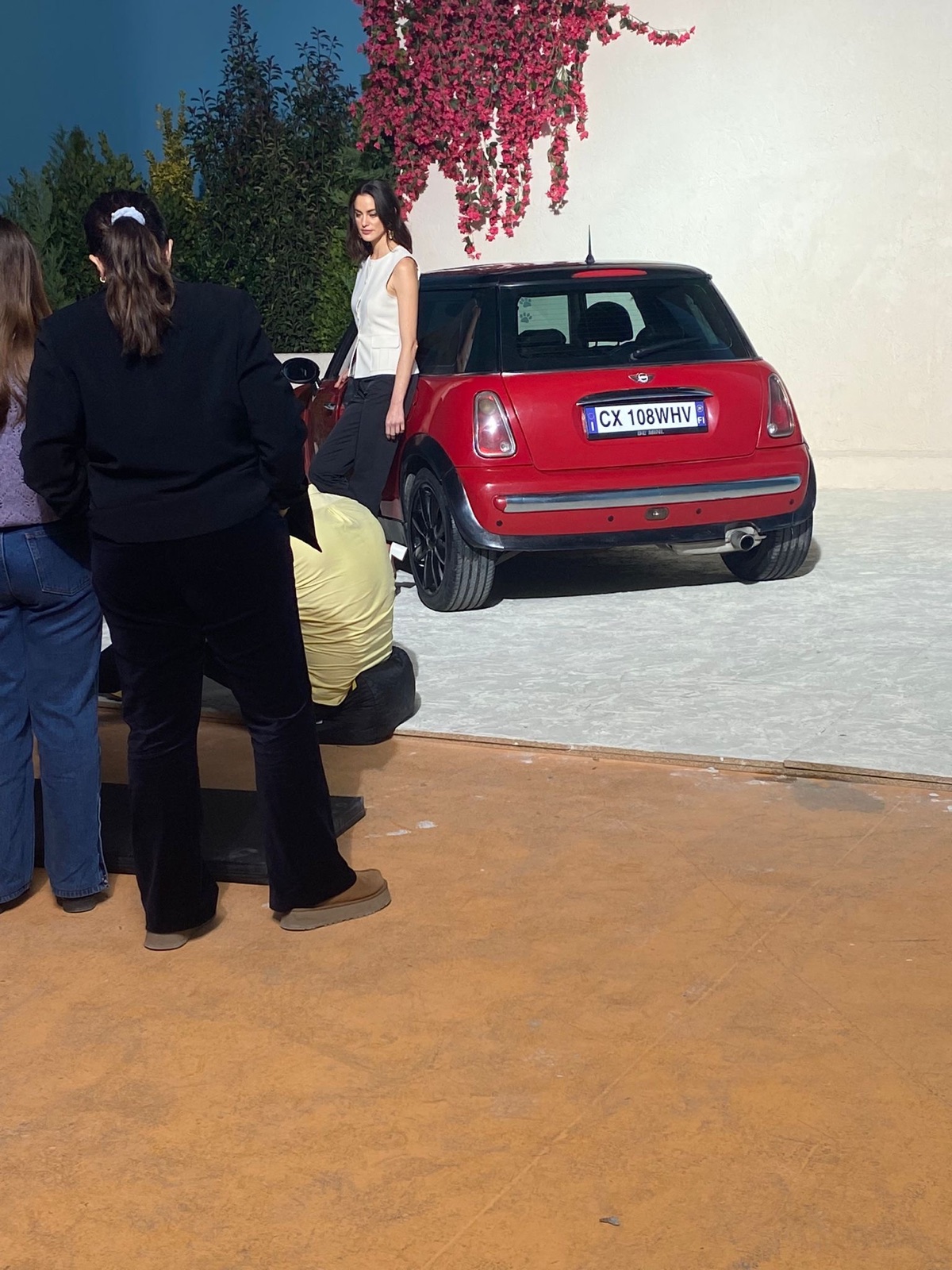 Mini Cooper ile moda çekimi — stüdyo seti
