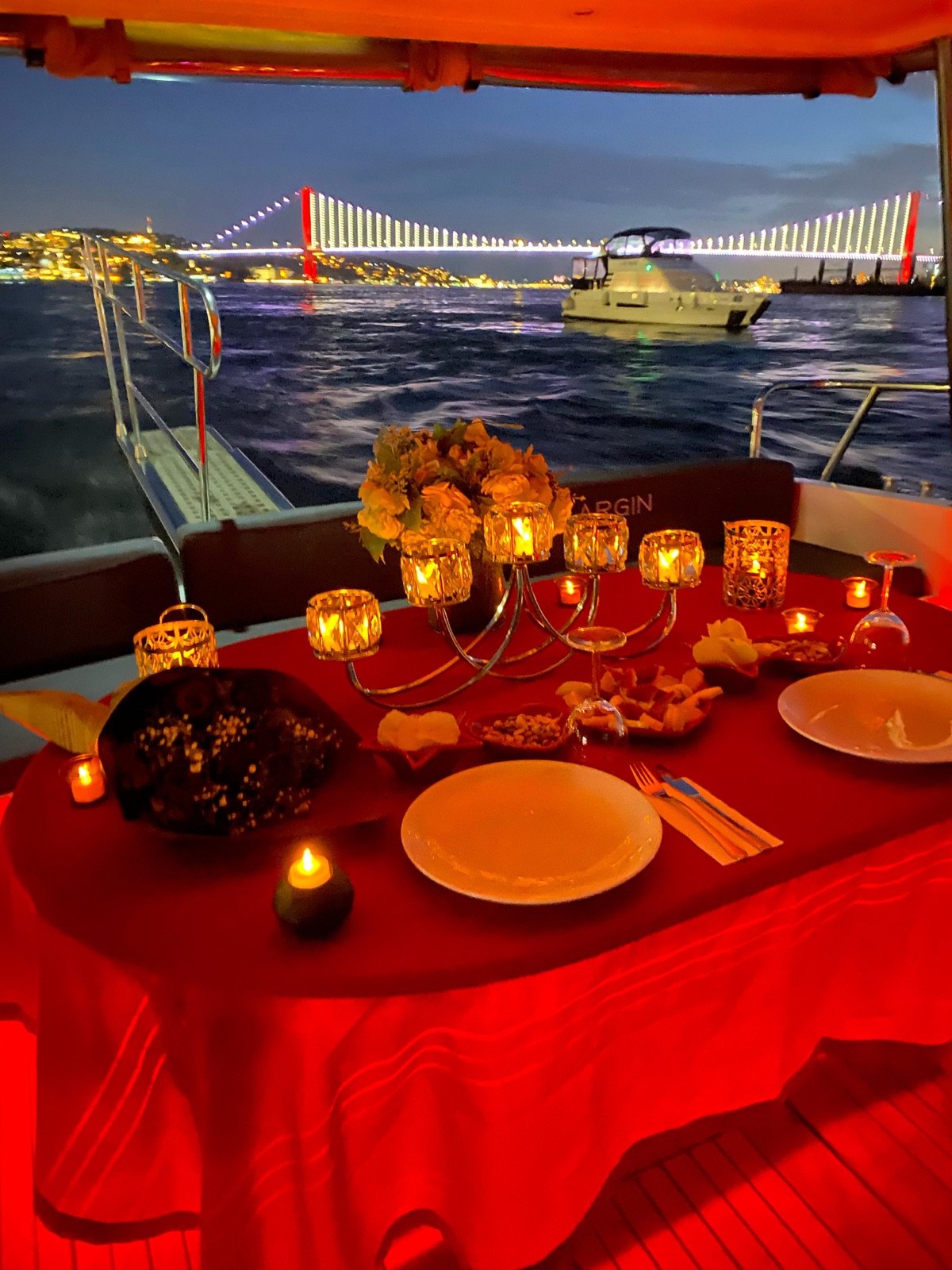 Yatta romantik akşam yemeği — Boğaz köprü manzarası