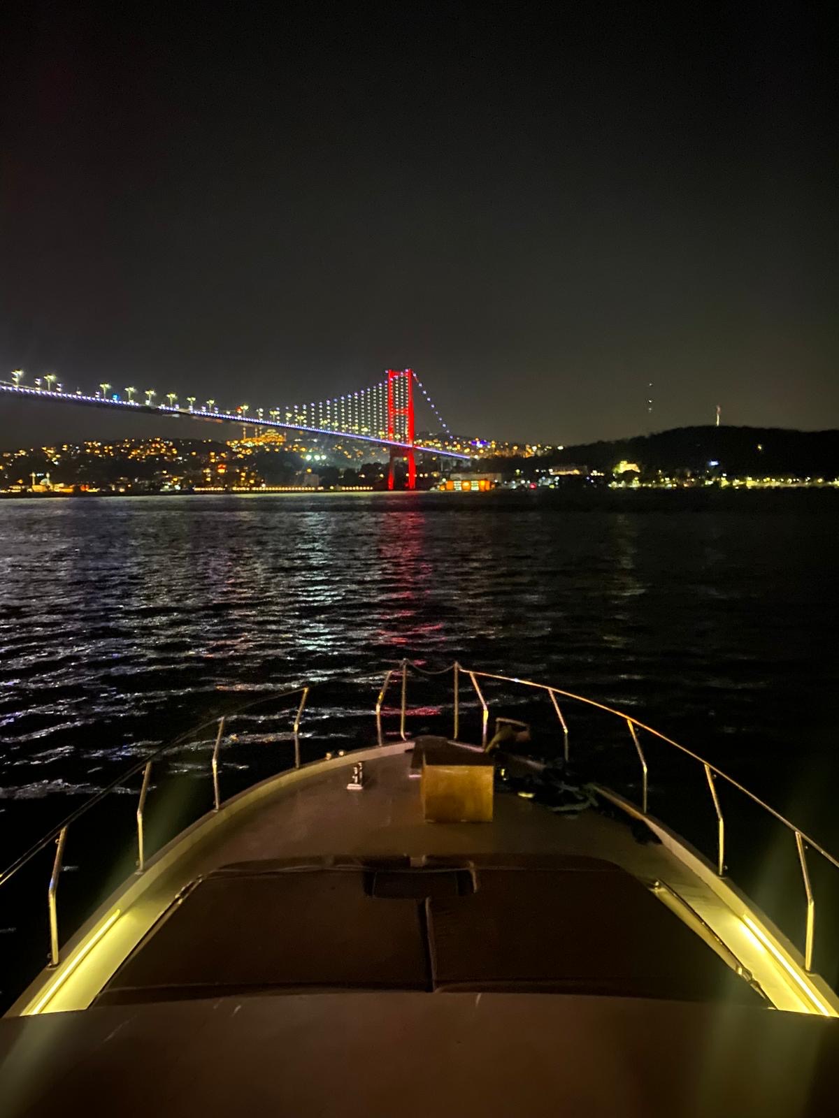 Gece Boğaz turu — yat kiralama İstanbul